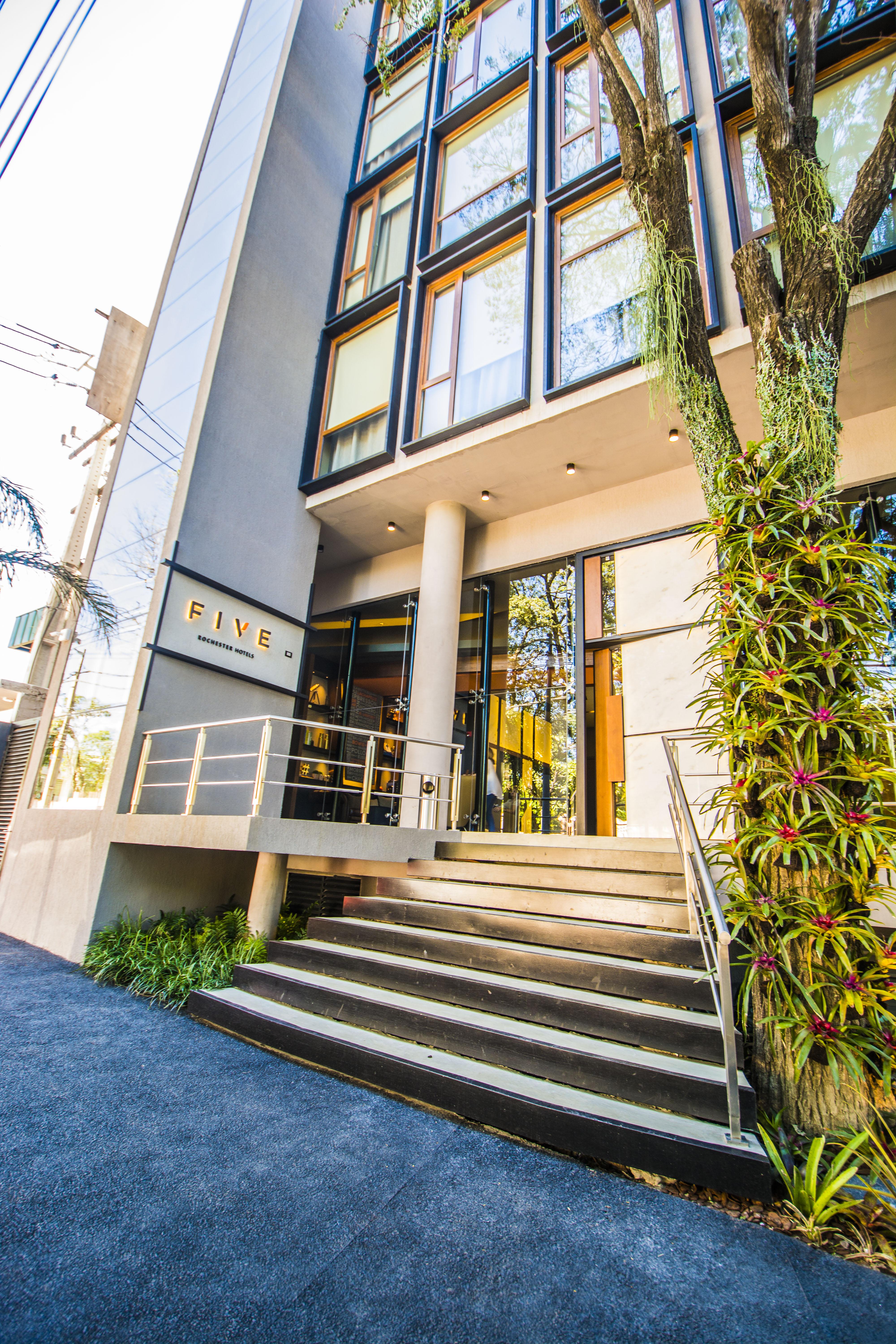 Five Hotel & Residences Asunción Exterior foto Entrance of the hotel