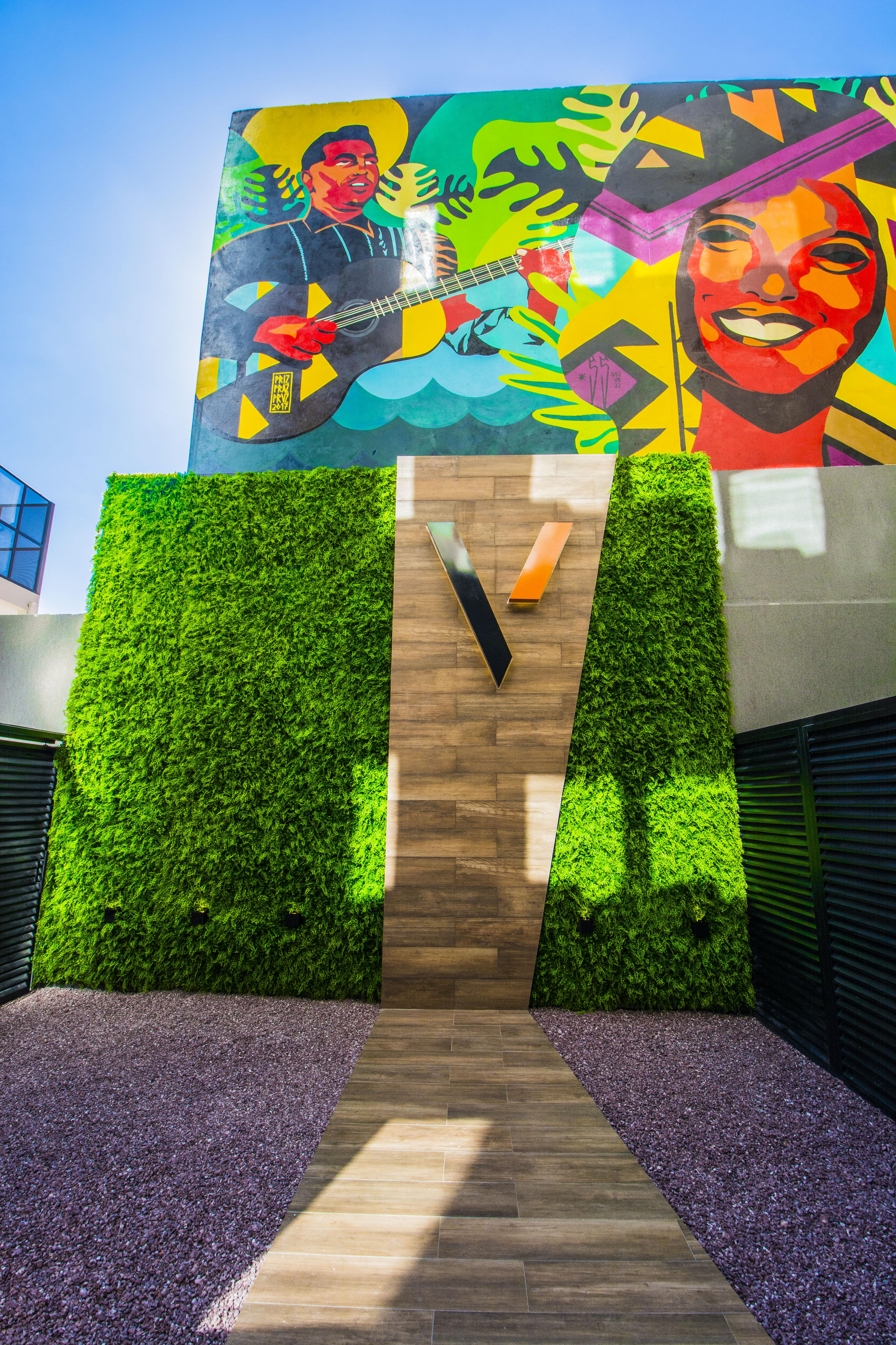 Five Hotel & Residences Asunción Exterior foto The green wall at the entrance of the building