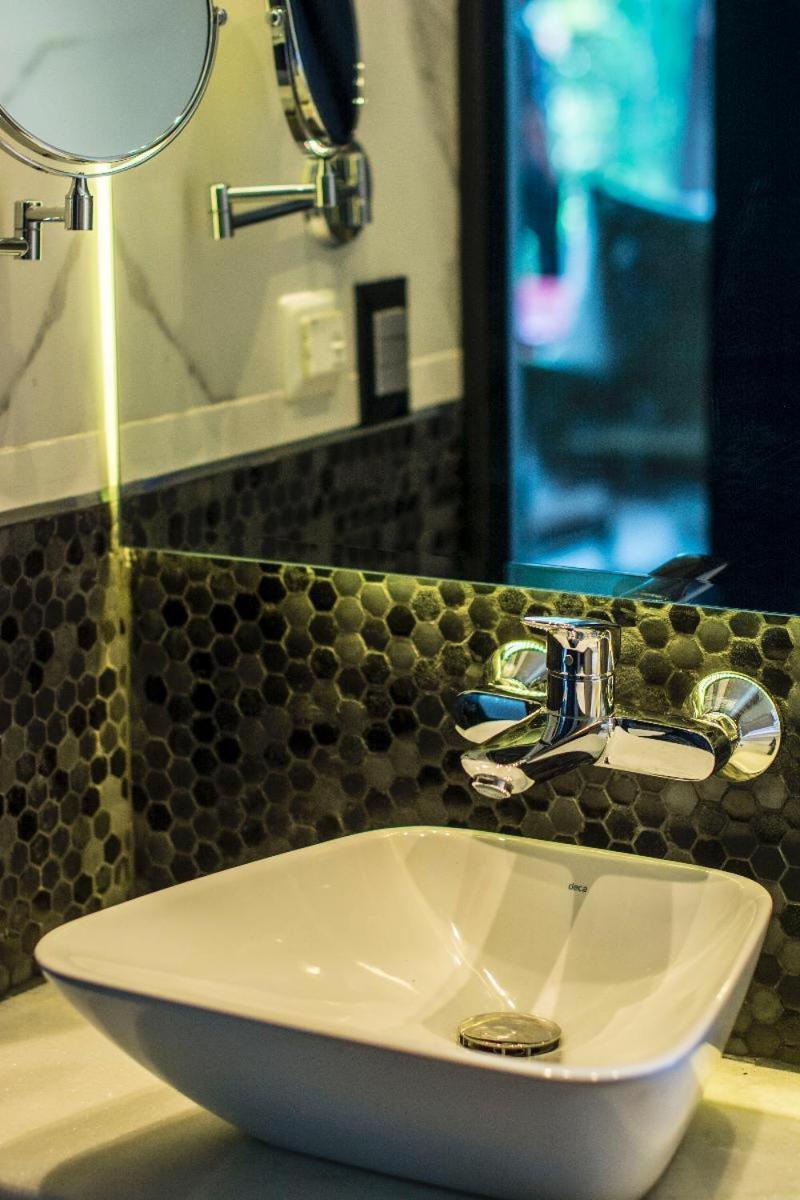 Five Hotel & Residences Asunción Habitación foto A modern bathroom faucet